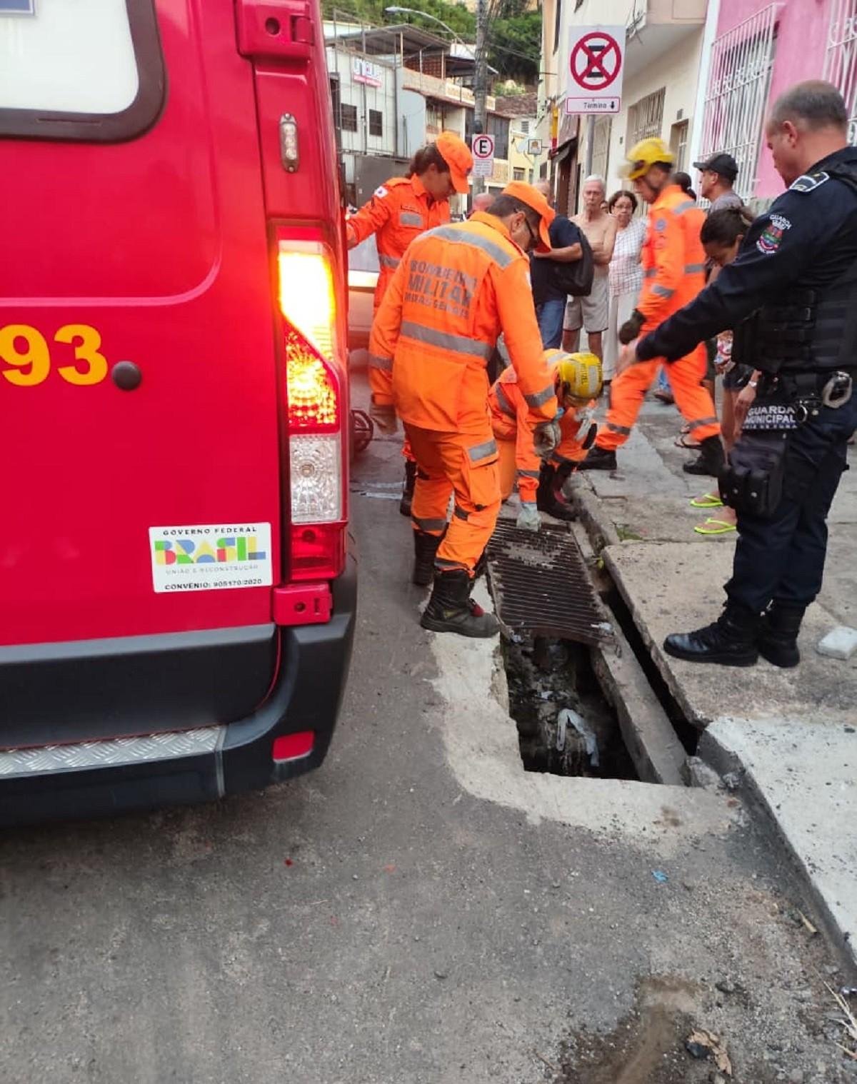 Pedestre cai em bueiro e fica ferido em Juiz de Fora | G1