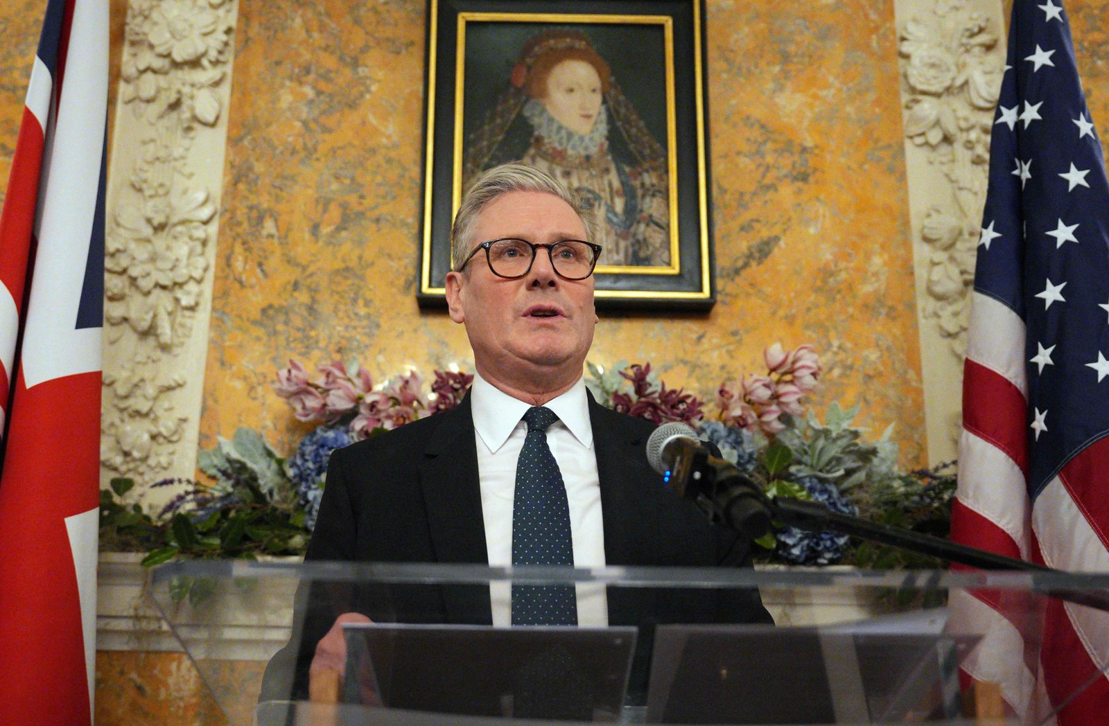 Reino Unido afirma que enviará navio de guerra e helicópteros a Chipre para 'esforço defensivo'