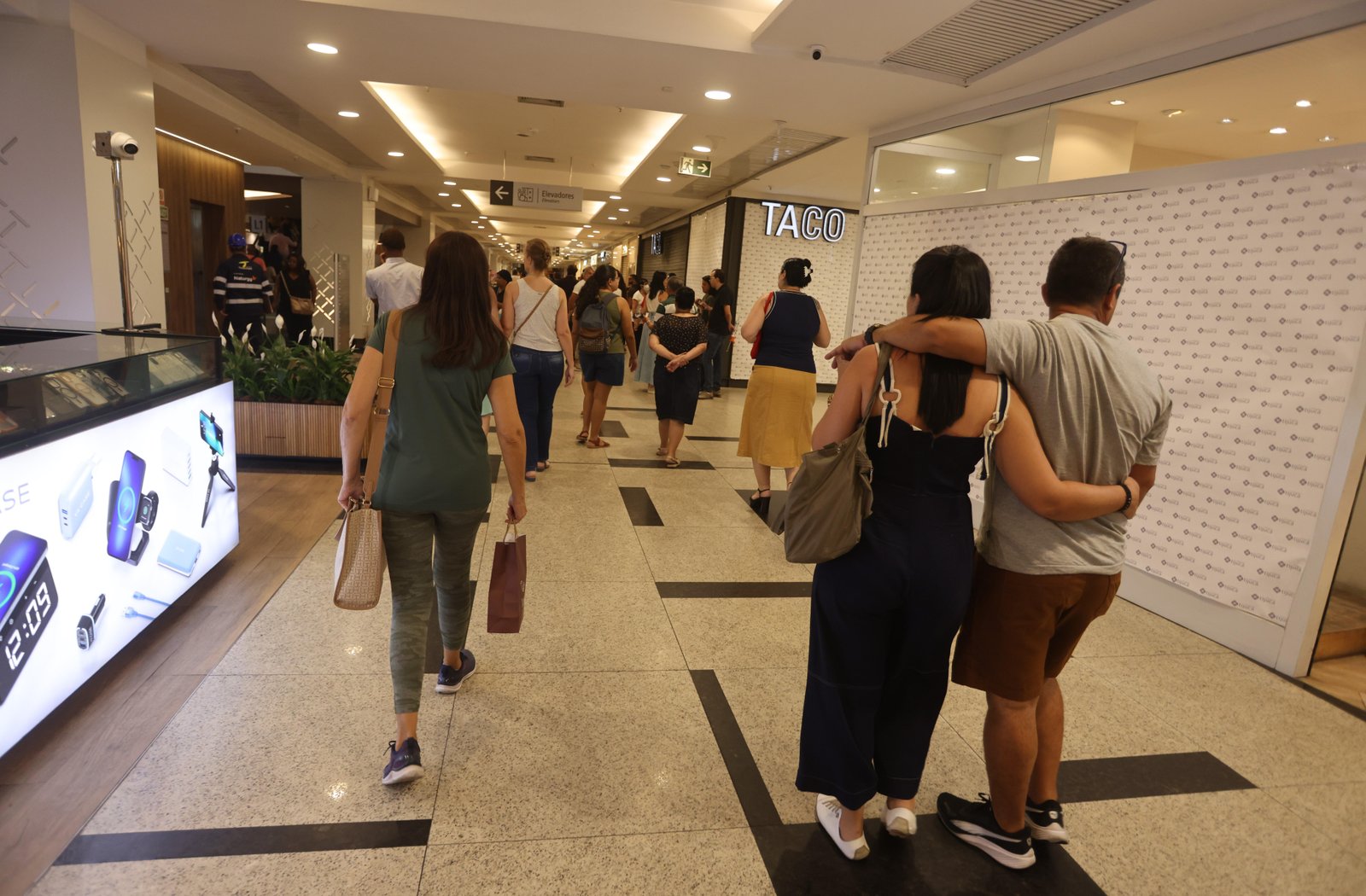 Um mês após incêndio no Shopping Tijuca, ainda não há laudo da perícia, e investigação não avança