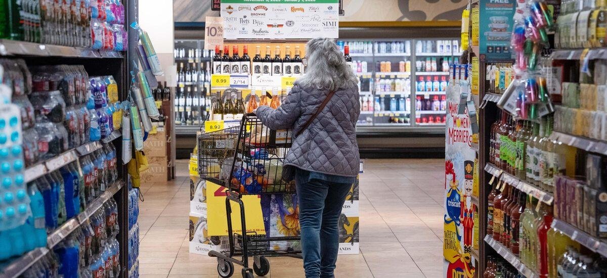 Inflação nos EUA sobe menos, mas ameaça de Trump à independência do Fed gera alertas