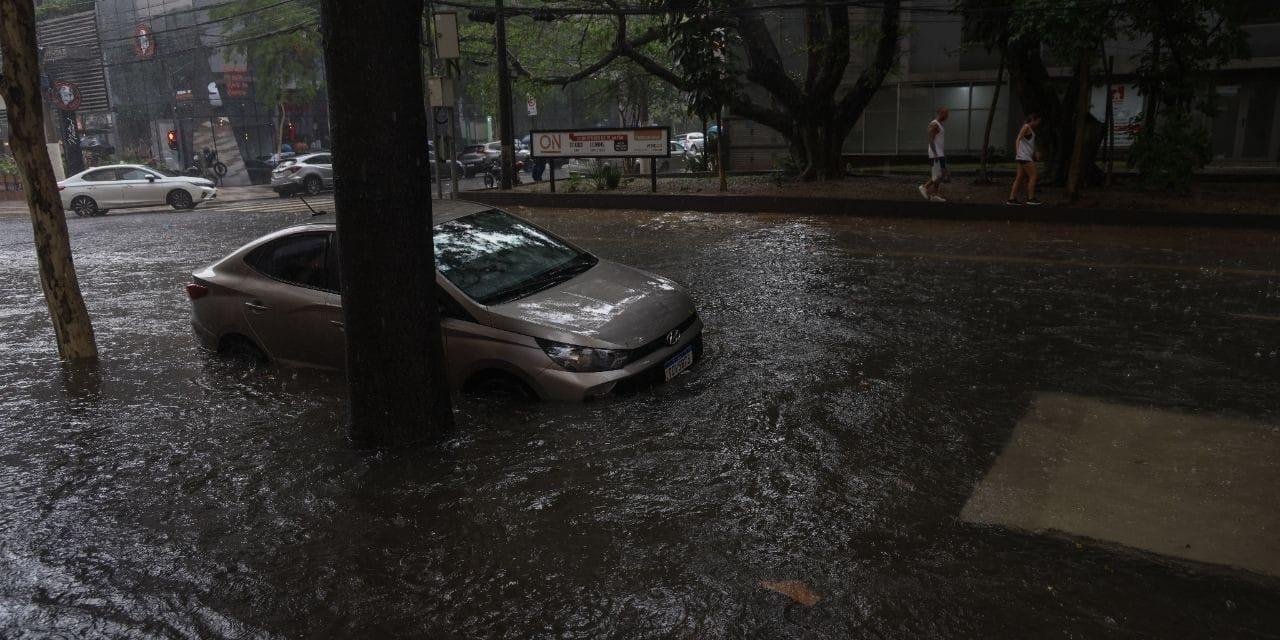 Chuva forte deixa vias alagadas e moradores sem luz em São Paulo