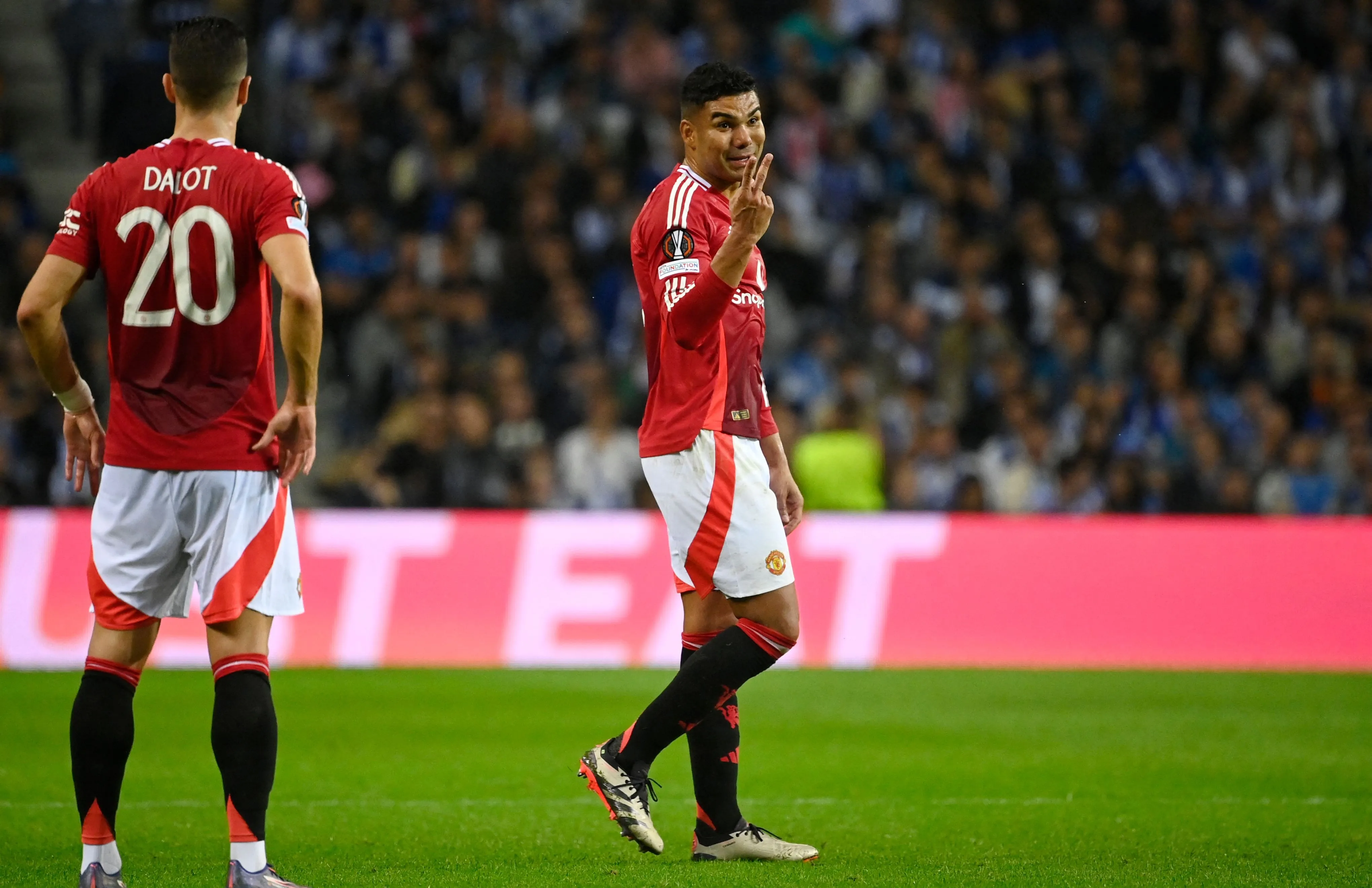 Casemiro acha 'difícil' United renovar contrato, apesar de apelos da torcida: 'Terminou o ciclo'