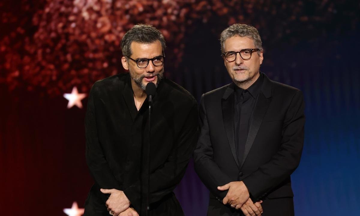 Kleber Mendonça Filho e Wagner Moura viram bonecos gigantes em Olinda