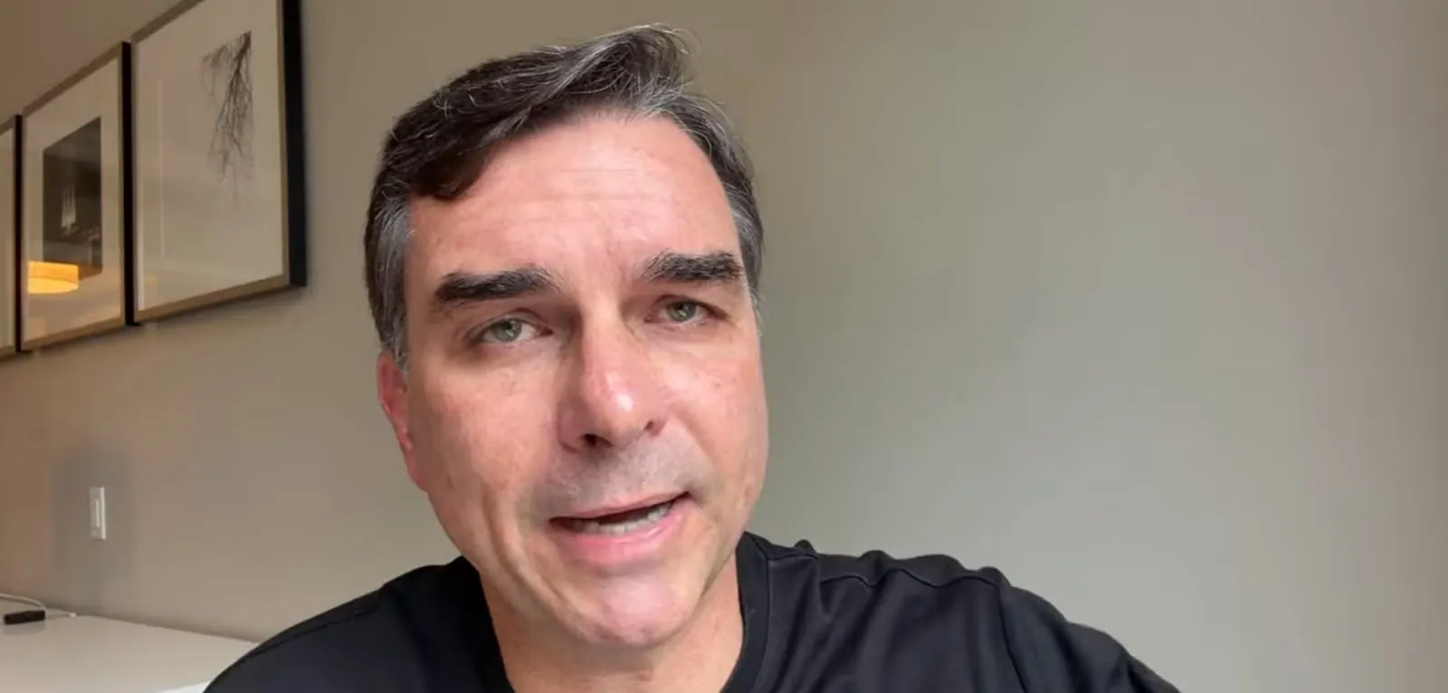 Deputado do PT pede ao STF que Bolsonaro seja transferido para regime fechado e Flávio pague R$ 100 mil de multa após carta