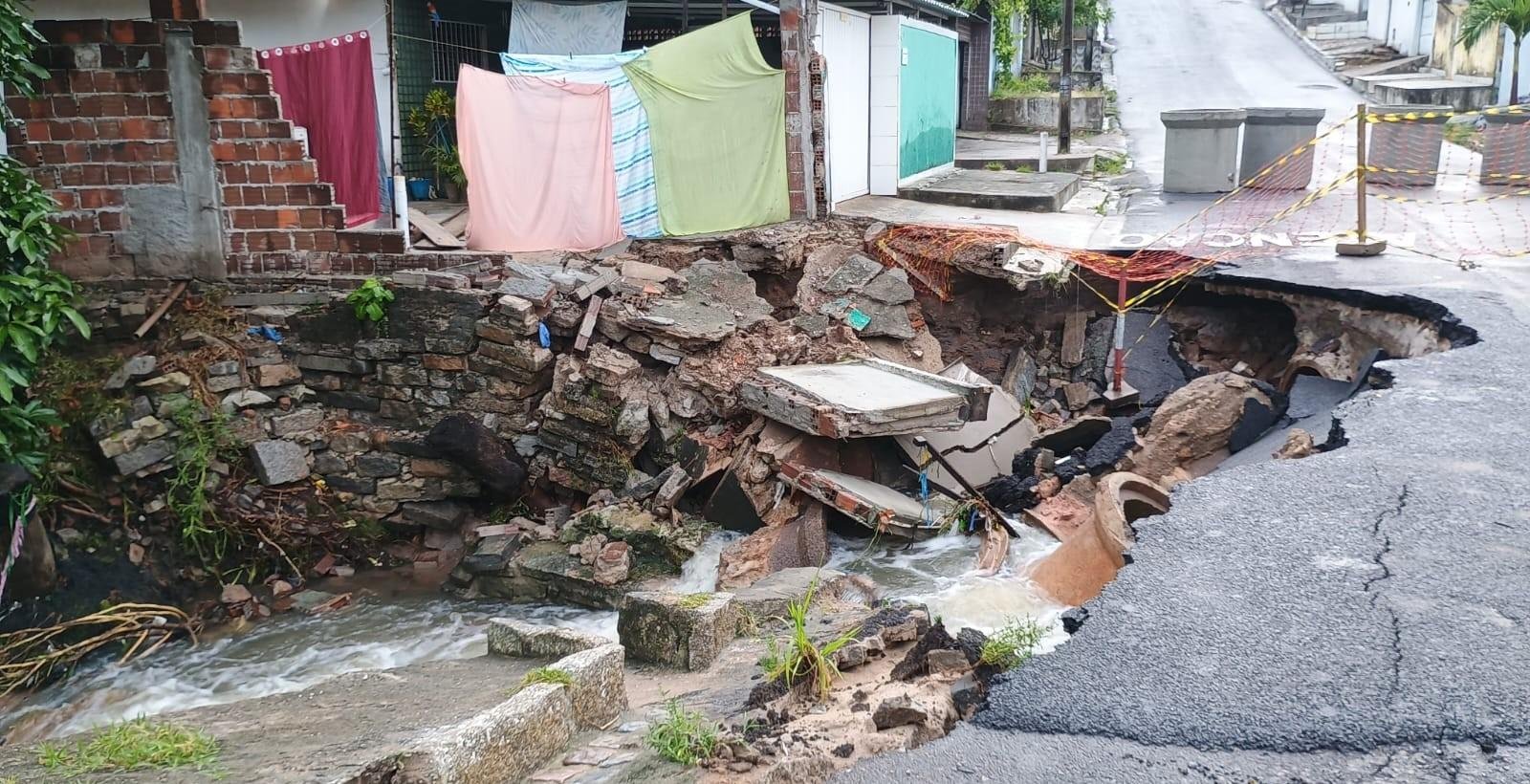 Obra é iniciada para corrigir cratera causada por chuva em ponte que liga dois bairros em João Pessoa | G1