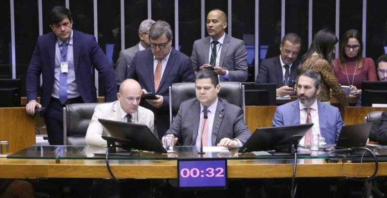 Disputa entre Centrão e oposição em caso Master trava votação no Congresso sobre redução de penas de Bolsonaro