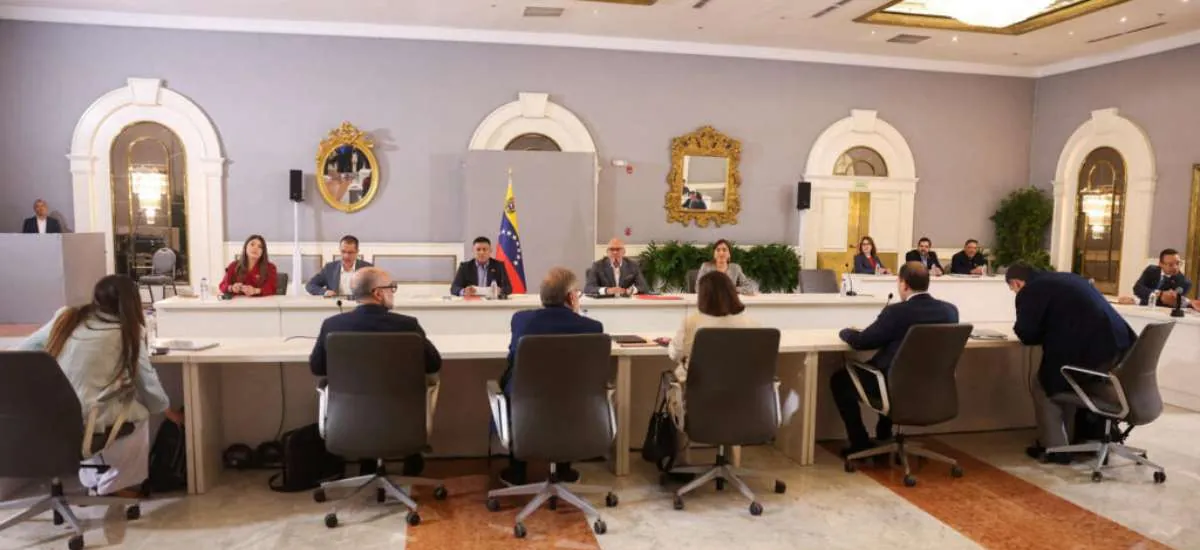 Governo da Venezuela e oposição retomam diálogo, em meio a detenção de opositor e liberação de sites