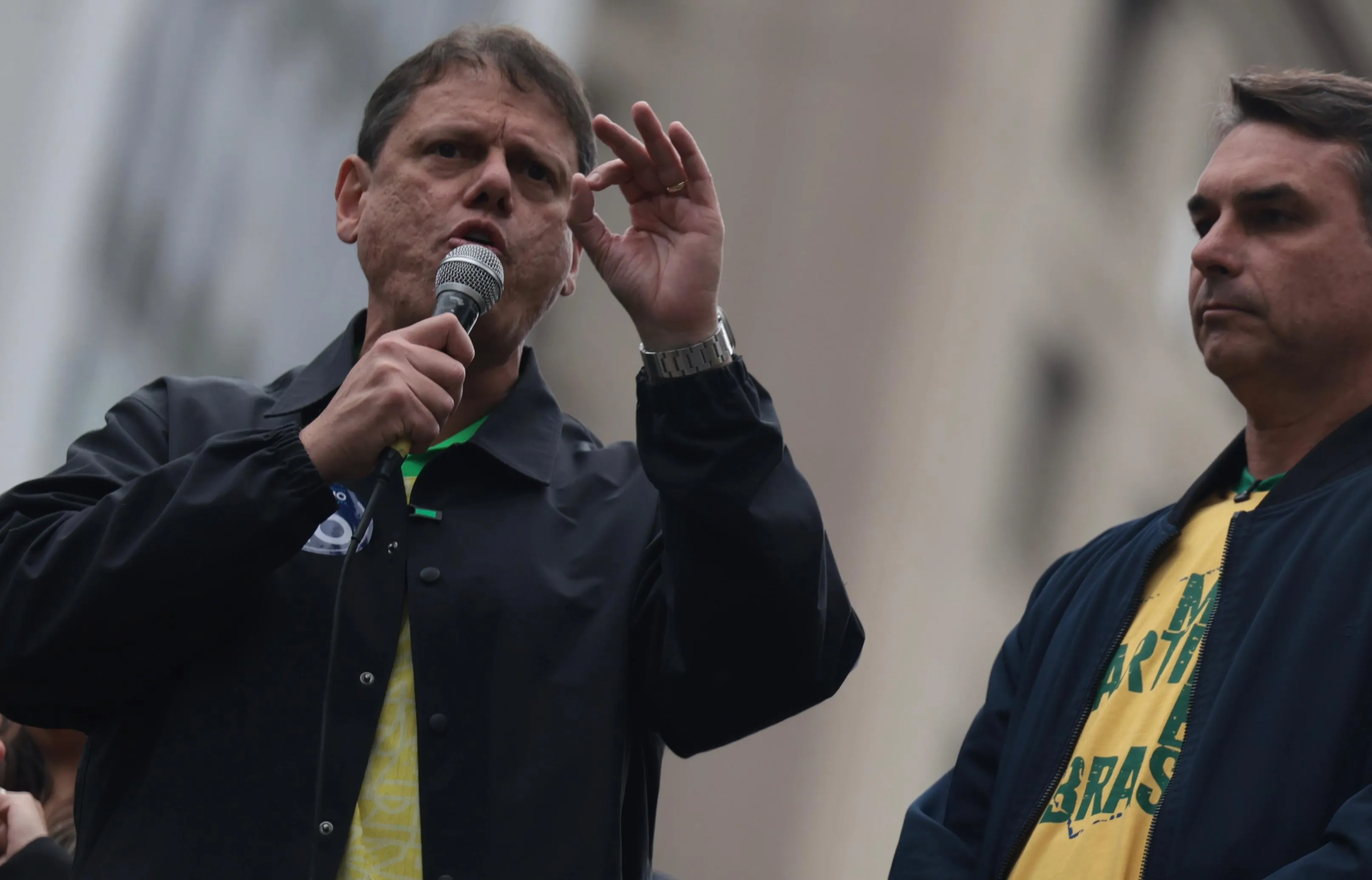 Ato na Paulista reaproxima Tarcísio, Nikolas e Malafaia da campanha de Flávio com ataques a Moraes e críticas ao PT