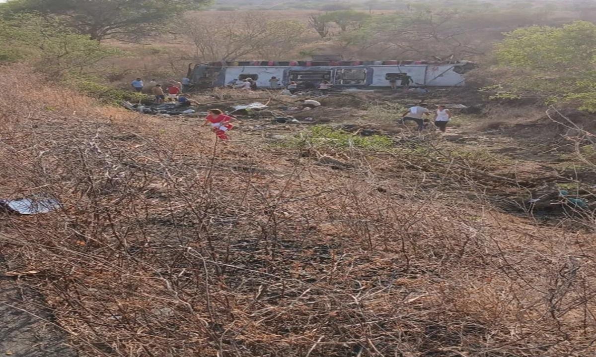 Alagoas: ônibus com romeiros capota e deixa ao menos 15 mortos