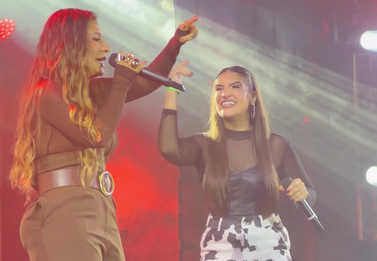 'Sempre fui fã, minha inspiração': cantora regional pede chance na plateia e é convidada para cantar com Simone Mendes no palco
