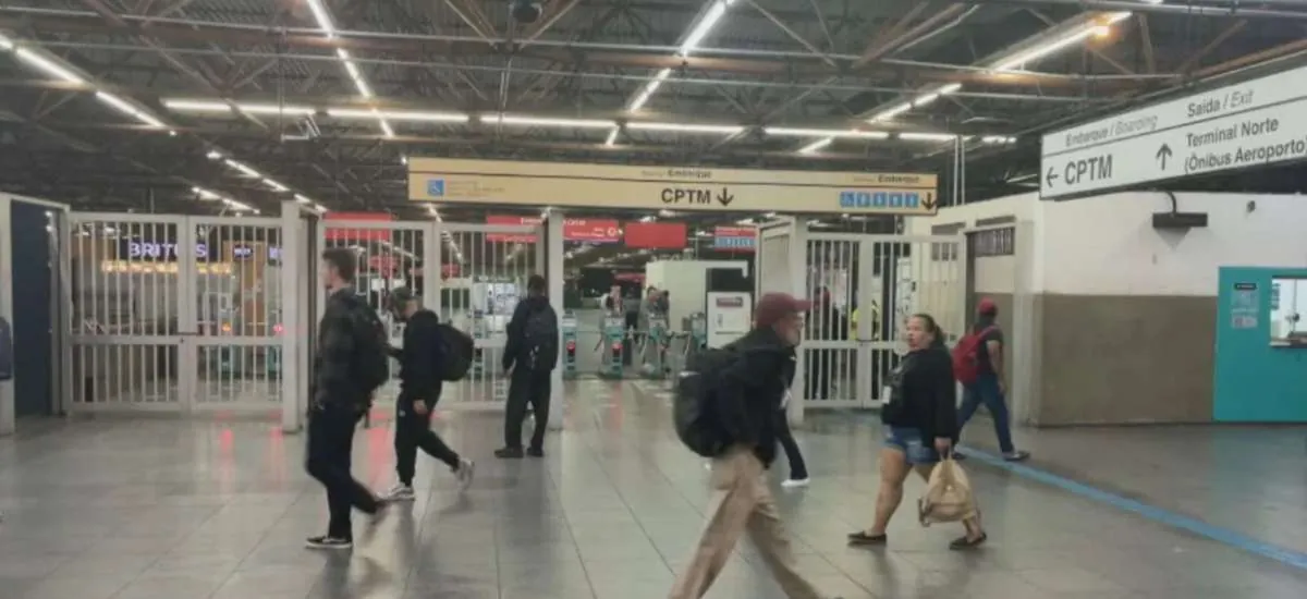 Greve na CPTM paralisa linhas de trem em SP e força plano de emergência com rodízio suspenso
