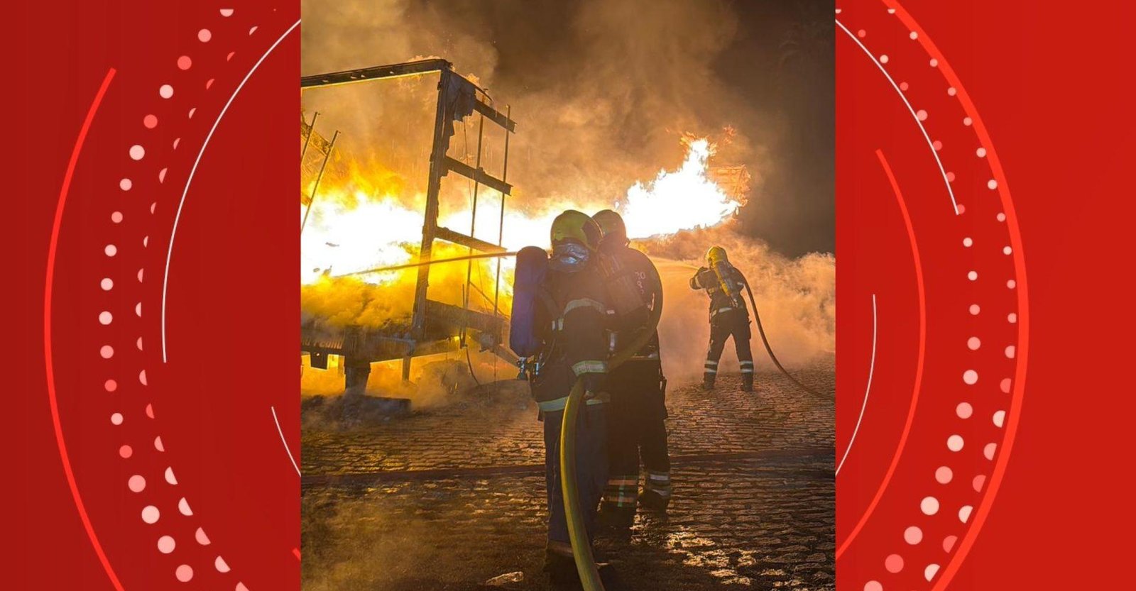 Caminhão com acetona pega fogo e interdita totalmente a BR-262 no ES | G1