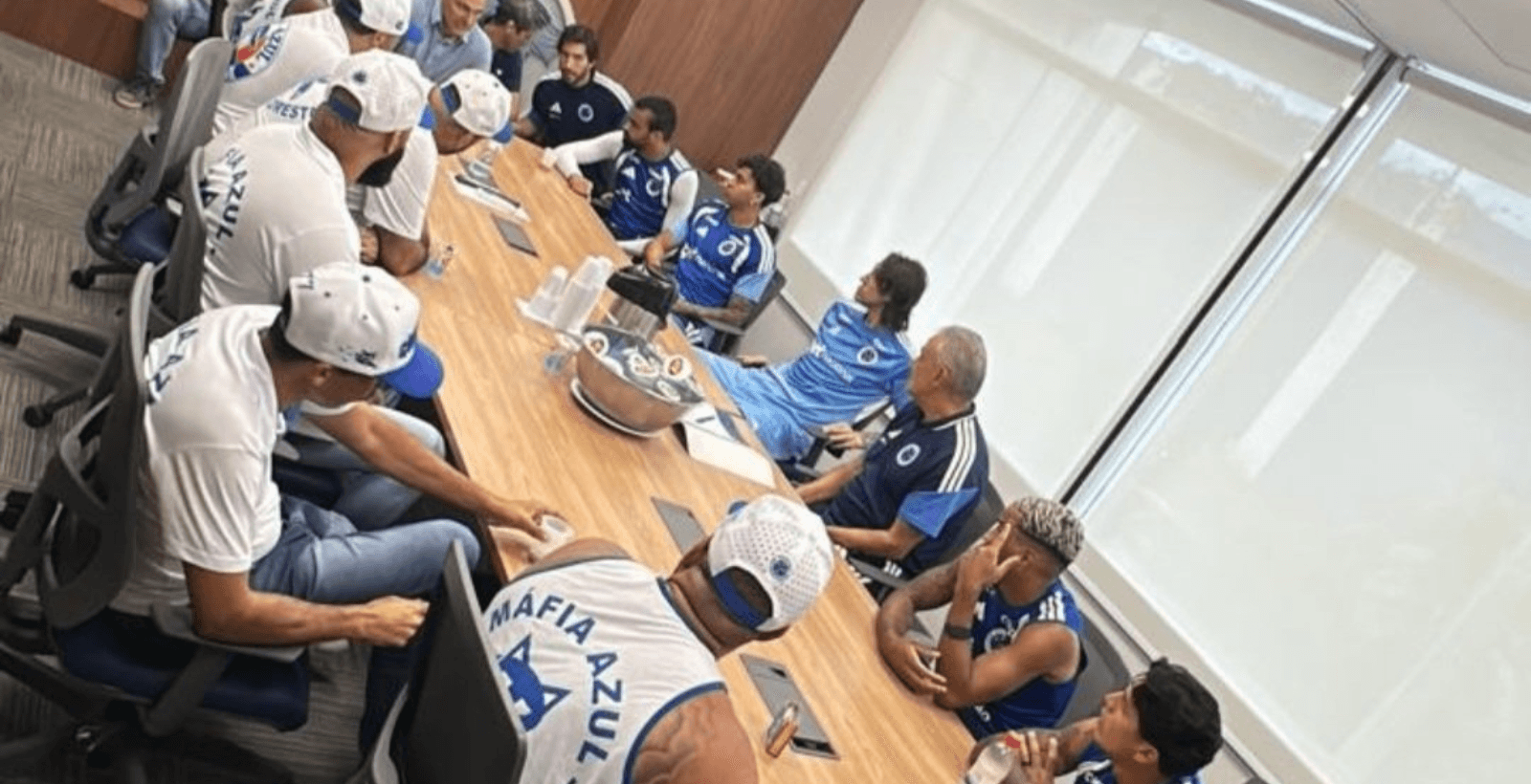 Torcida organizada do Cruzeiro cobra Tite e jogadores na Toca da Raposa