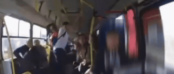 Motorista impede que criminosos incendeiem ônibus durante tentativa de bloqueio após morte de 'El Mencho', no México; vídeo