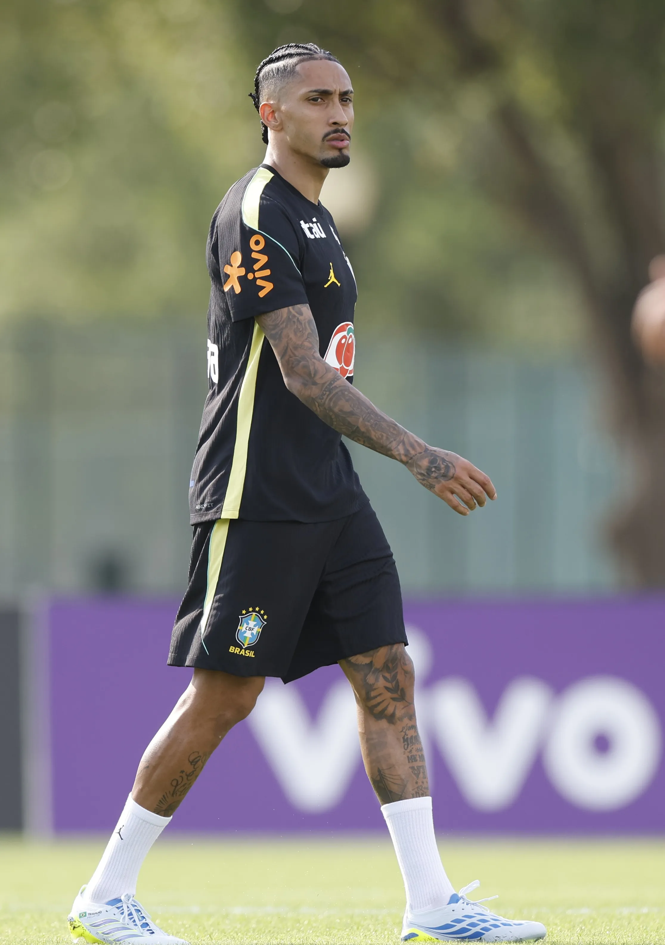 Barcelona detalha lesão de Raphinha, que só deve voltar a atuar próximo à convocação para Copa