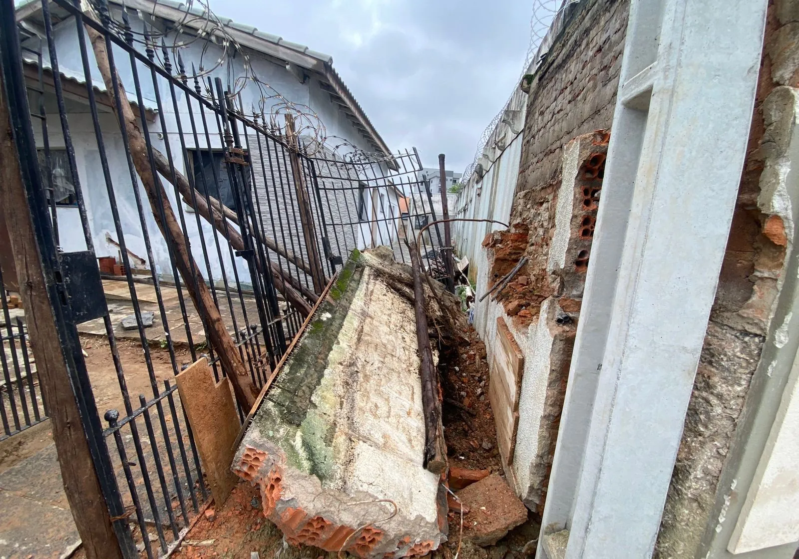 Dois homens ficam feridos após muro desabar sobre eles em Guará | G1