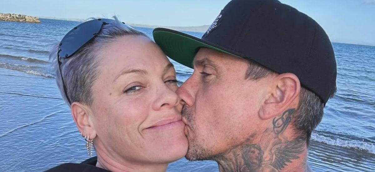Pink nega separação de Carey Hart e ironiza rumores: ‘Acabei de descobrir que estou separada’