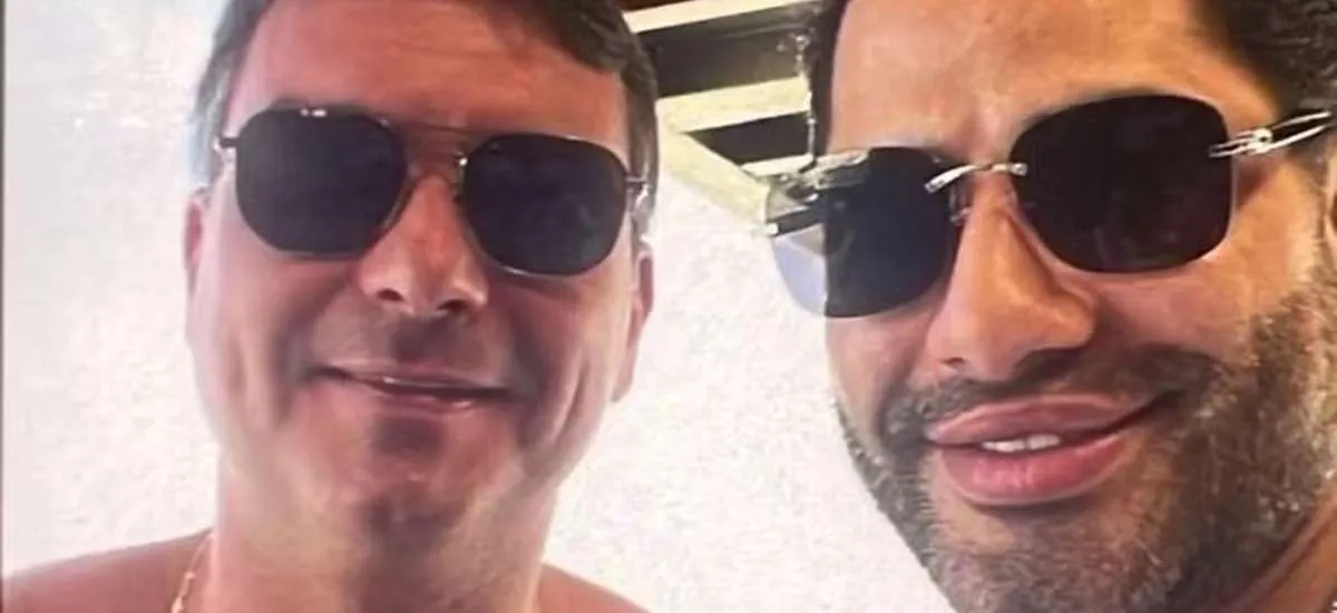 Foto divulgada por site de Flávio Bolsonaro com chefe de milícia gera polêmica nos bastidores políticos