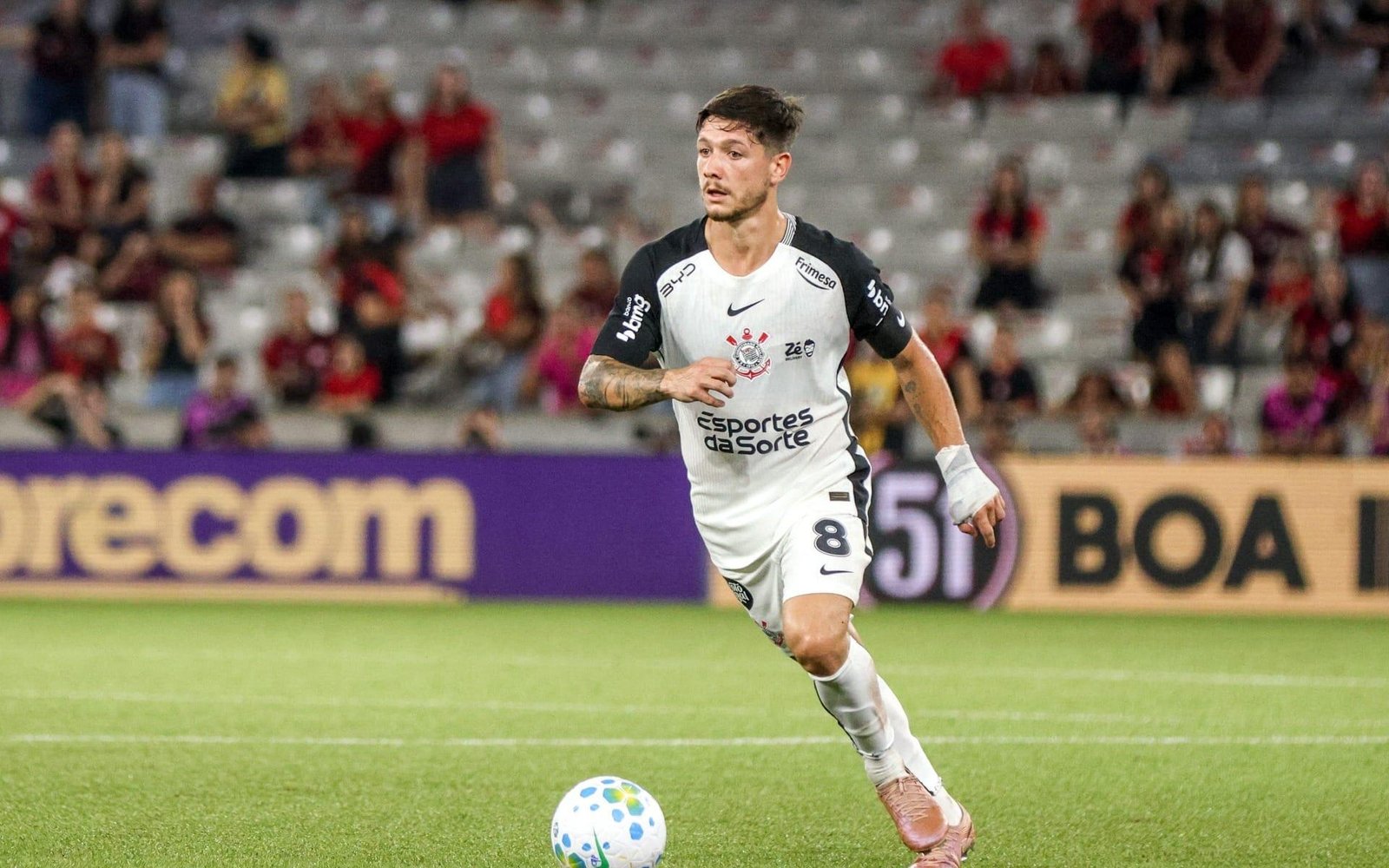 Garro marca golaço, Corinthians vence o Athletico-PR e é 5º no Brasileirão