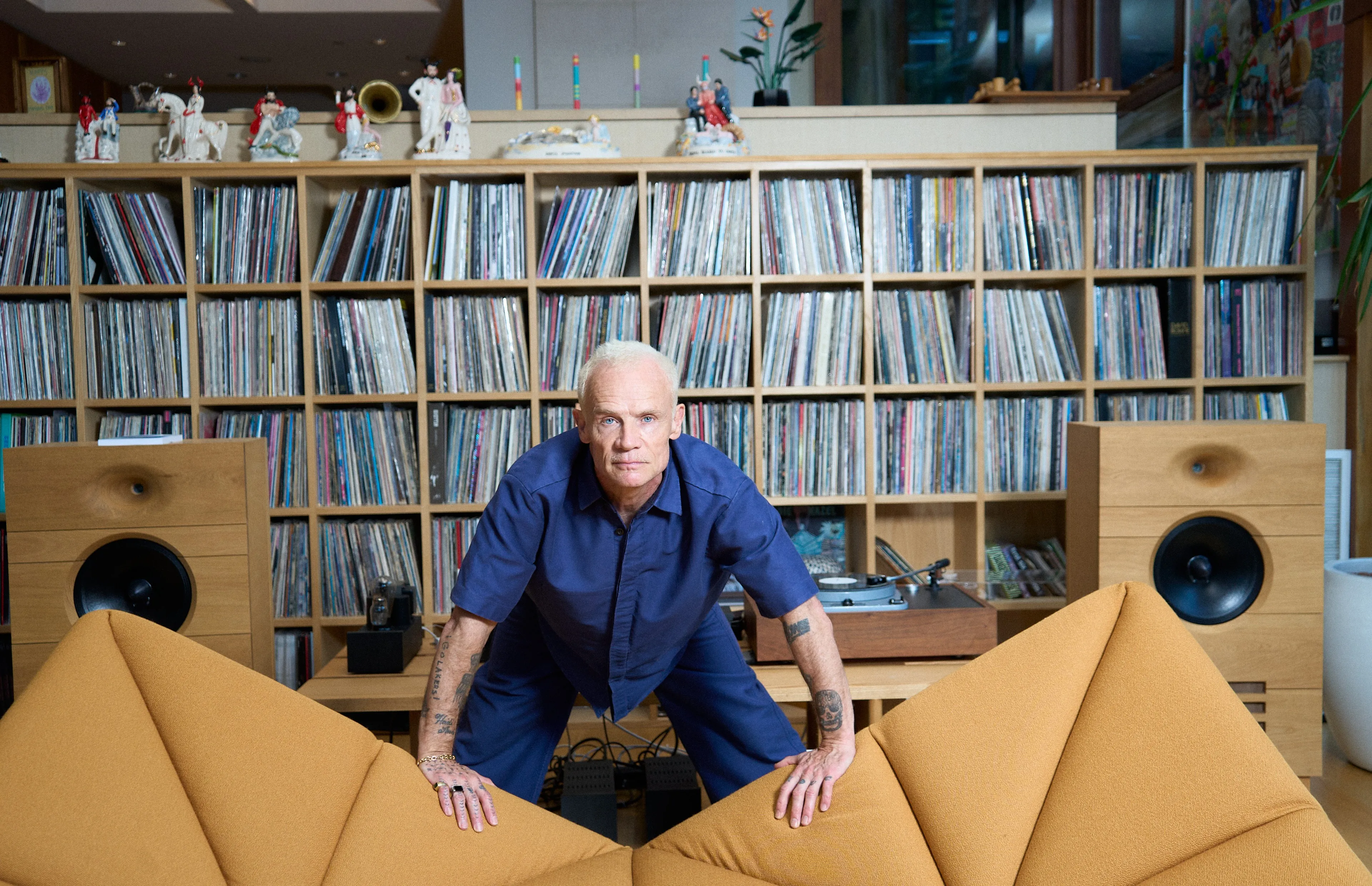 Crítica: Baixista dos Red Hot Chili Peppers se reinventa no jazz em disco que carrega o espírito dos seus ídolos