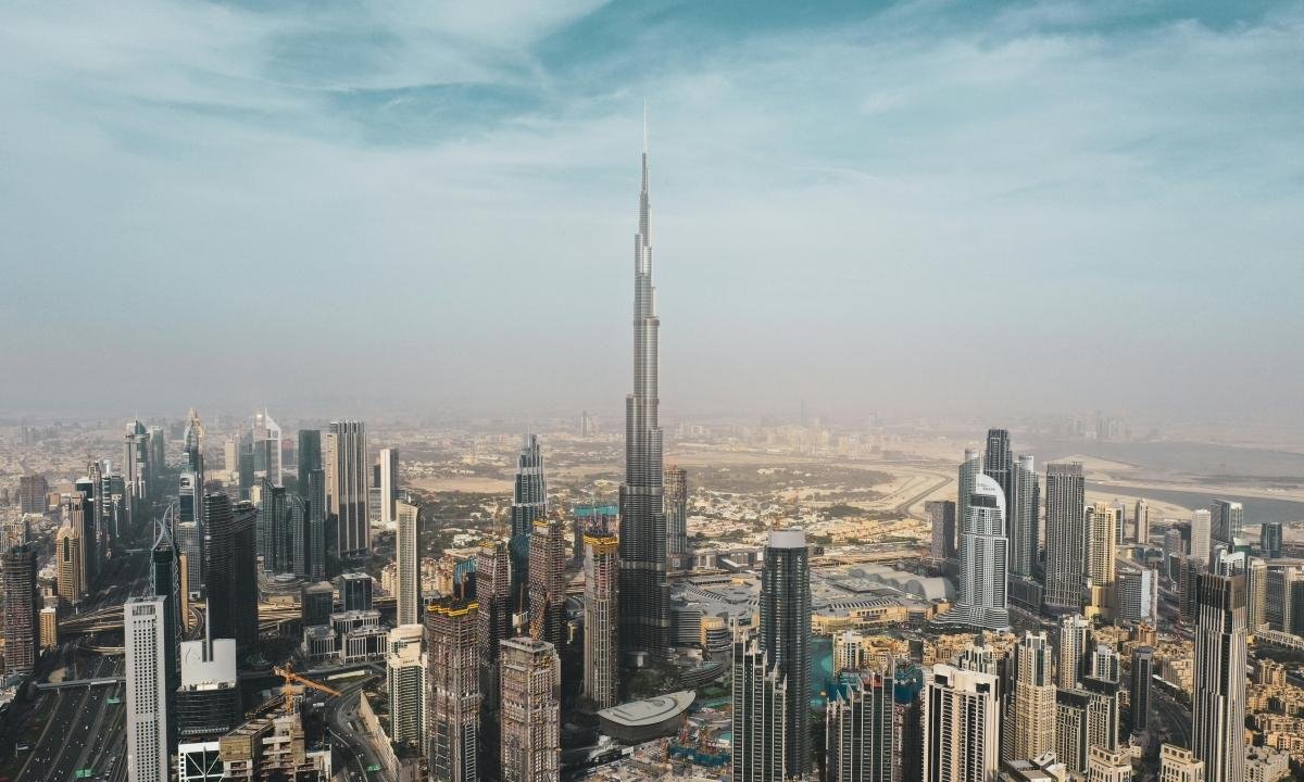 Hotel de luxo em Dubai fica danificado após Irã disparar mísseis