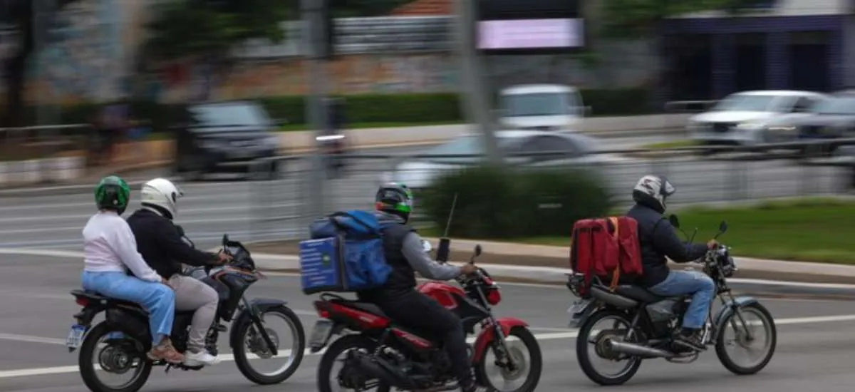 Justiça suspende decisão que autorizava mototáxi da Uber em São Paulo