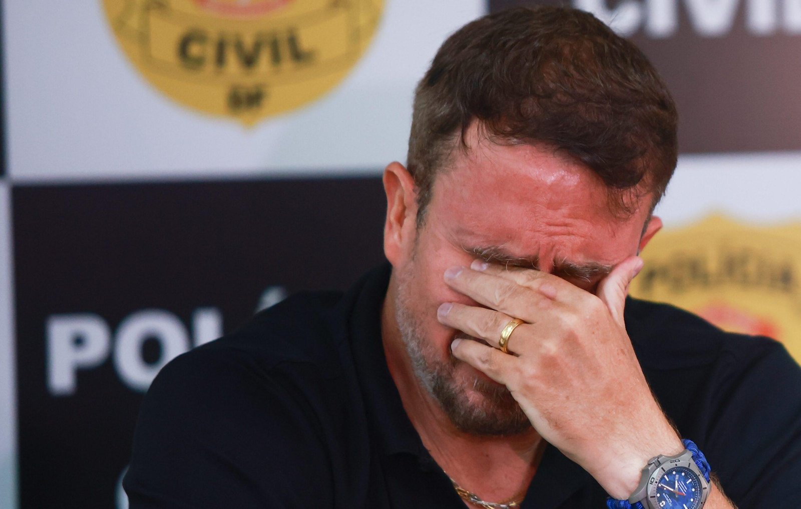 Delegado chora ao detalhar caso de piloto que agrediu adolescente