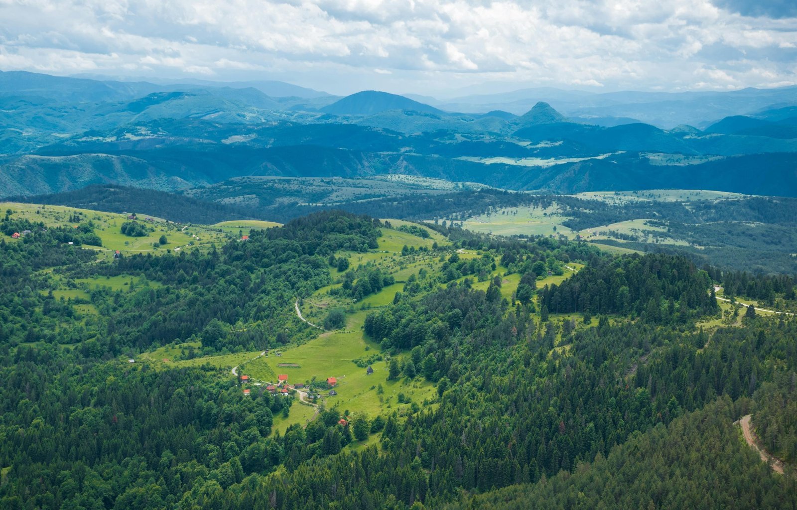 País europeu paga mais de R$ 78 mil em benefícios para que pessoas vivam no campo