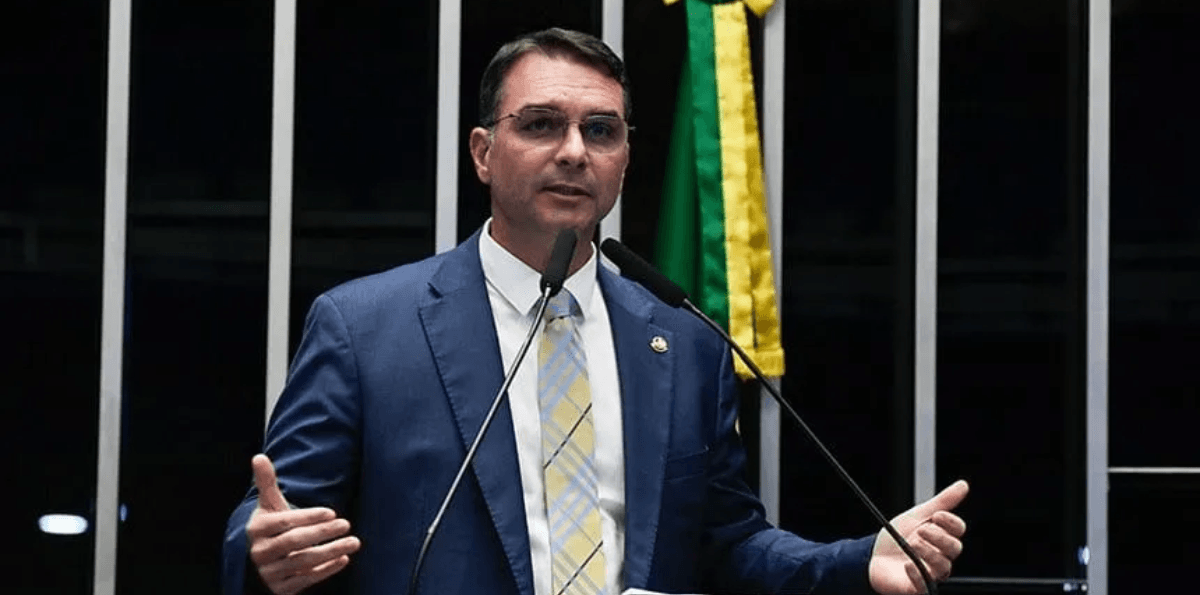 Defesa deve protocolar novo pedido de domiciliar a Bolsonaro, diz Flávio