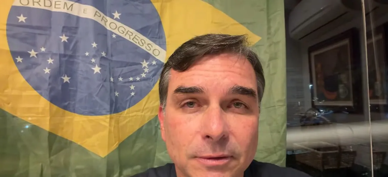 Flávio diz que Moraes quer apenas 'uma desculpinha' para retirar Bolsonaro da prisão domiciliar: 'não vamos ser ingênuos'