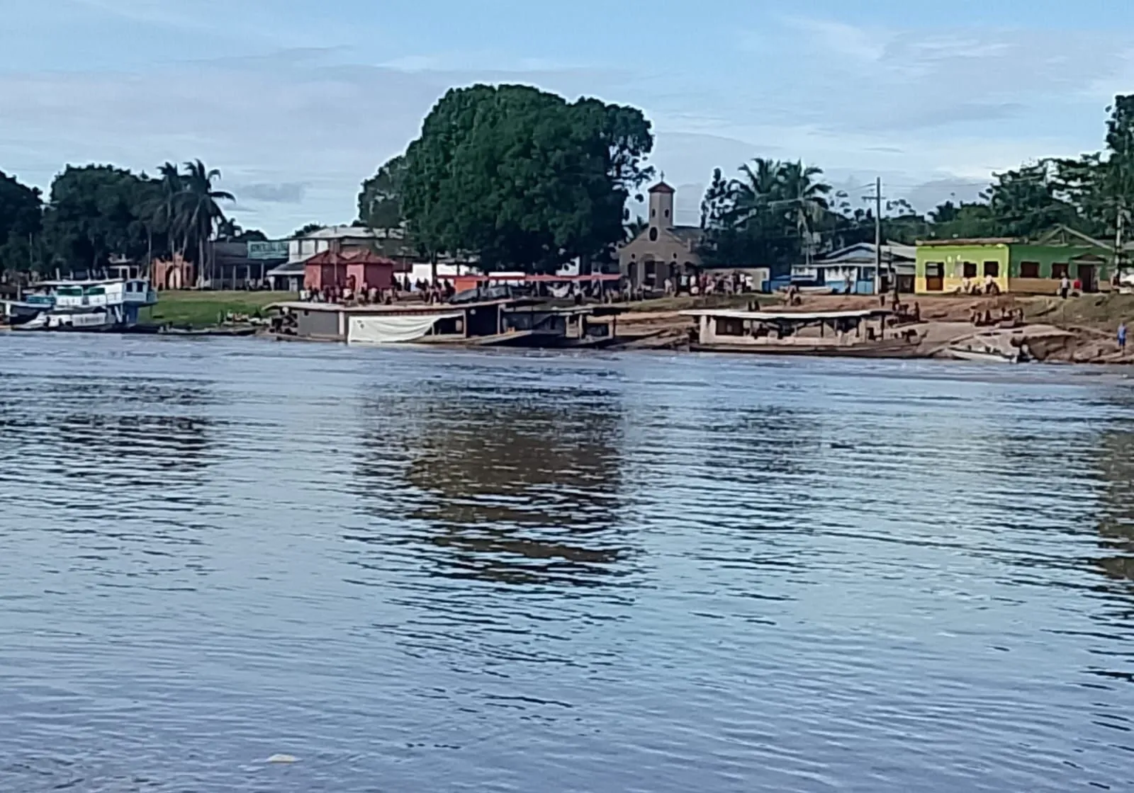 Criança de 4 anos desaparece após naufrágio de barco no interior do AC