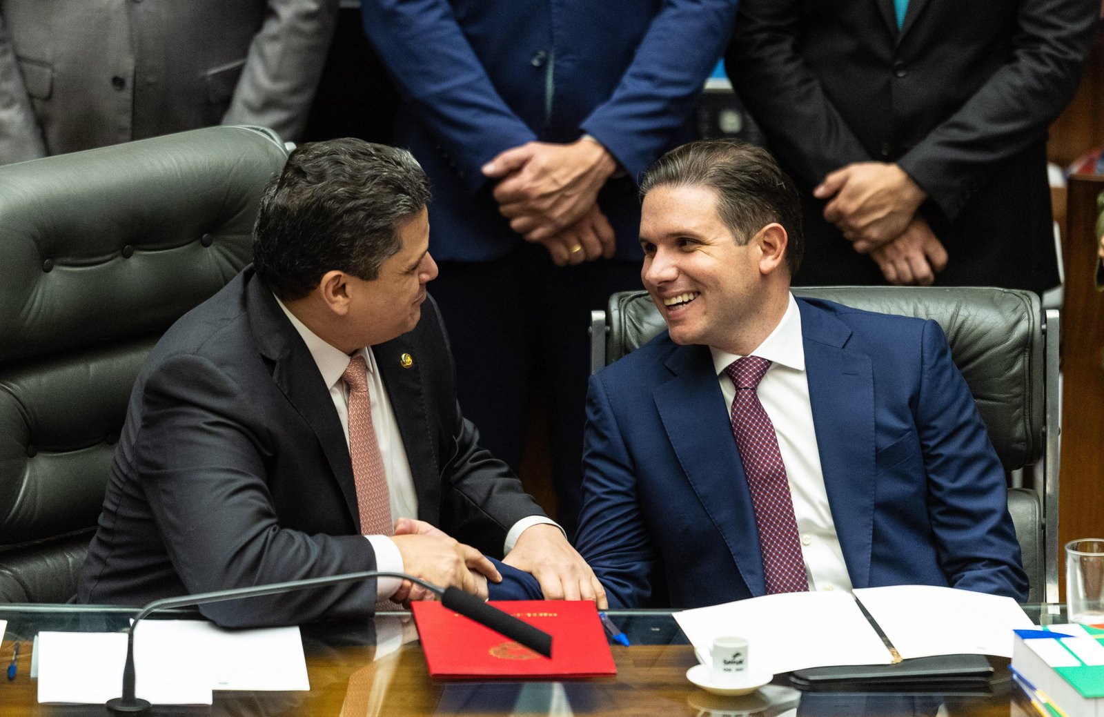 Poderes iniciam 2026 dando benefícios para servidores e ampliando gastos