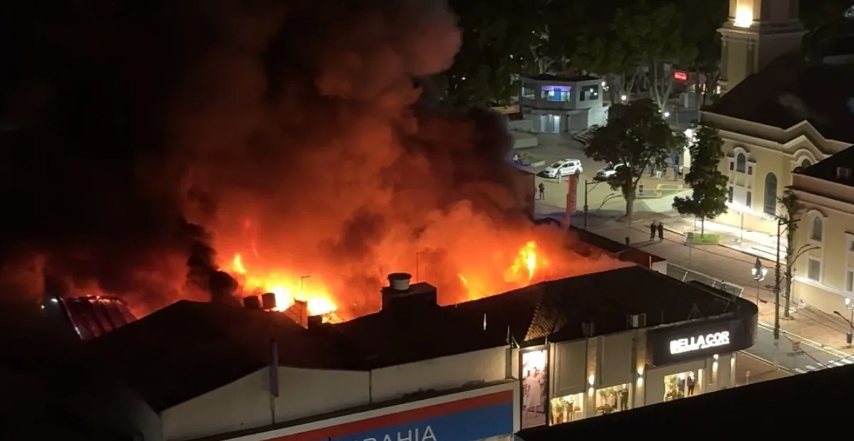Incêndio atinge loja das Casas Bahia em Santa Bárbara d'Oeste
