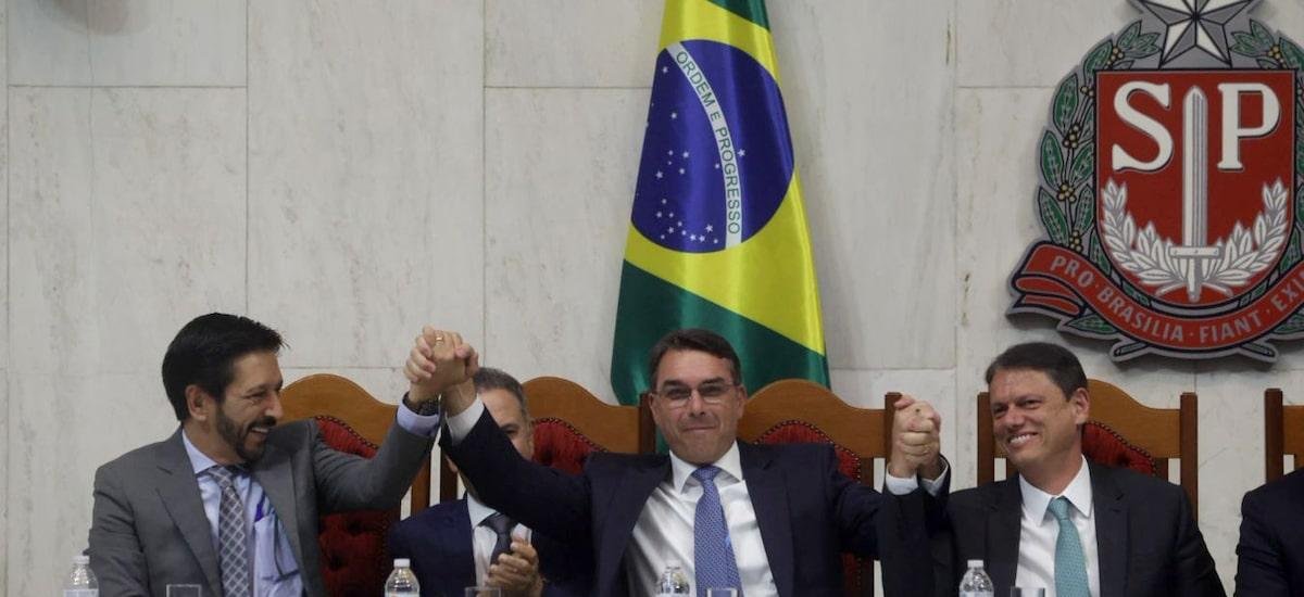 ​​Em ato na Alesp, Tarcísio chama Flávio de ‘futuro presidente' e reforça aproximação para 2026