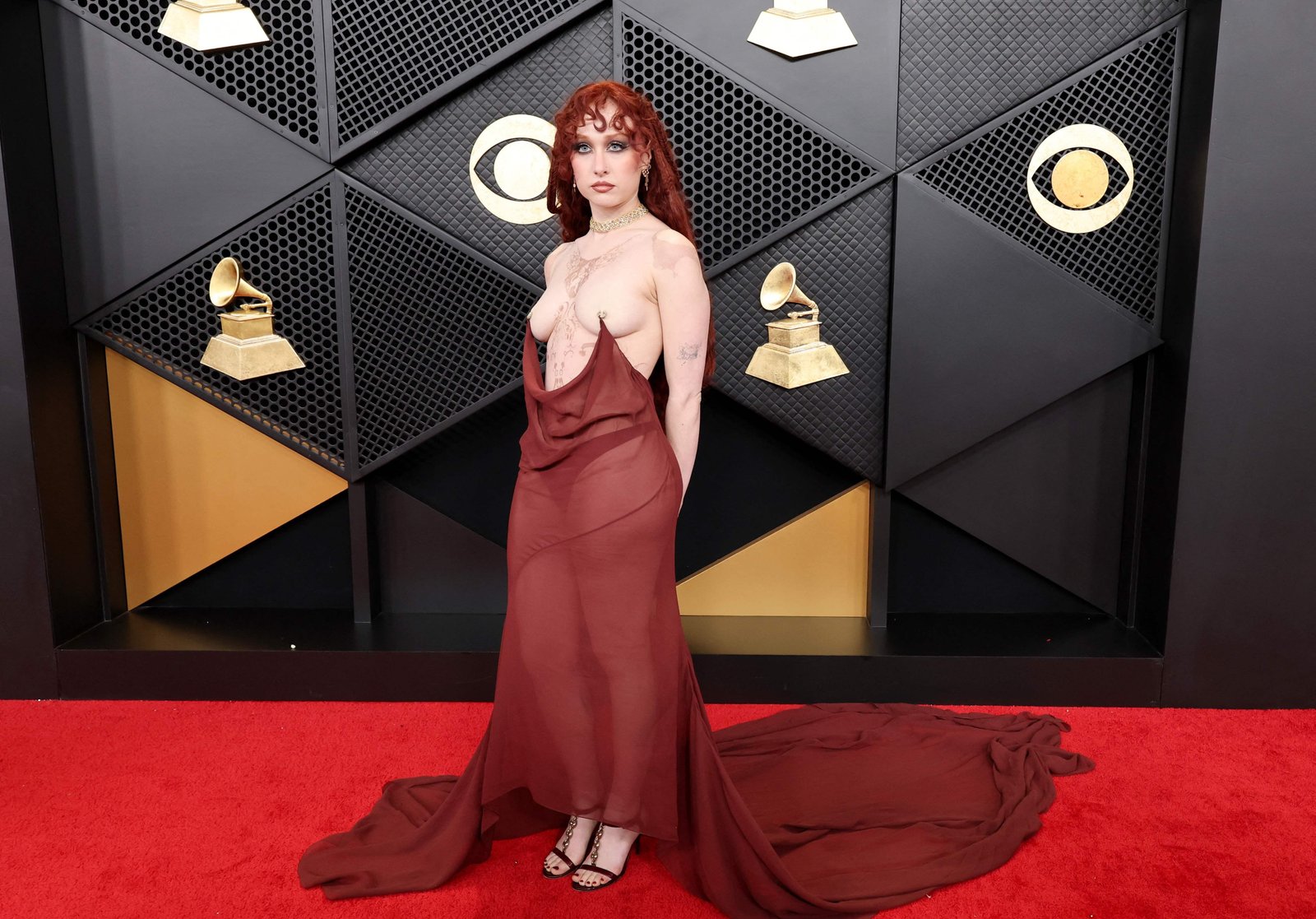 Chappell Roan reage às críticas ao look de topless no Grammy 2026: 'Nem acho tão extravagante'