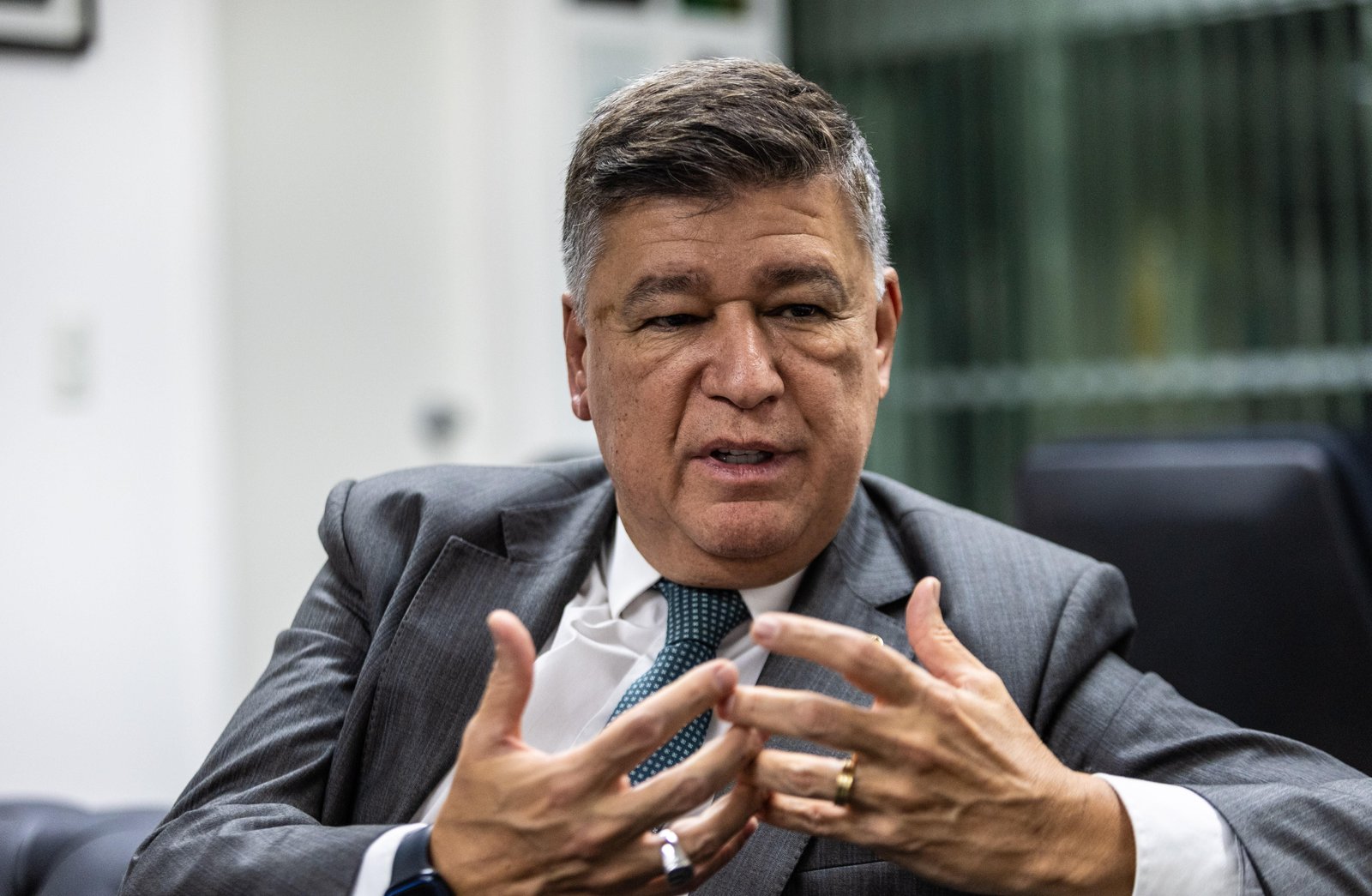 Presidente da CPI do INSS se reúne com Toffoli dois dias antes do depoimento de Vorcaro à comissão