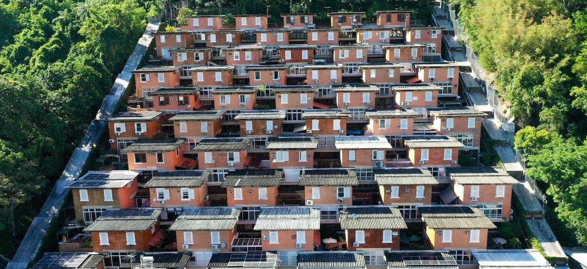 Inspirado em favelas, condomínio na zona sul do Rio tem imóveis milionários; veja fotos
