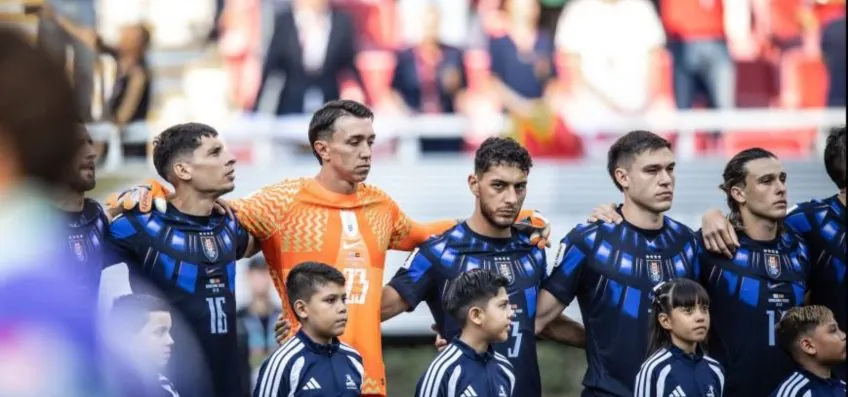 Eliminados da Copa, jogadores uruguaios retornam em voo comercial
