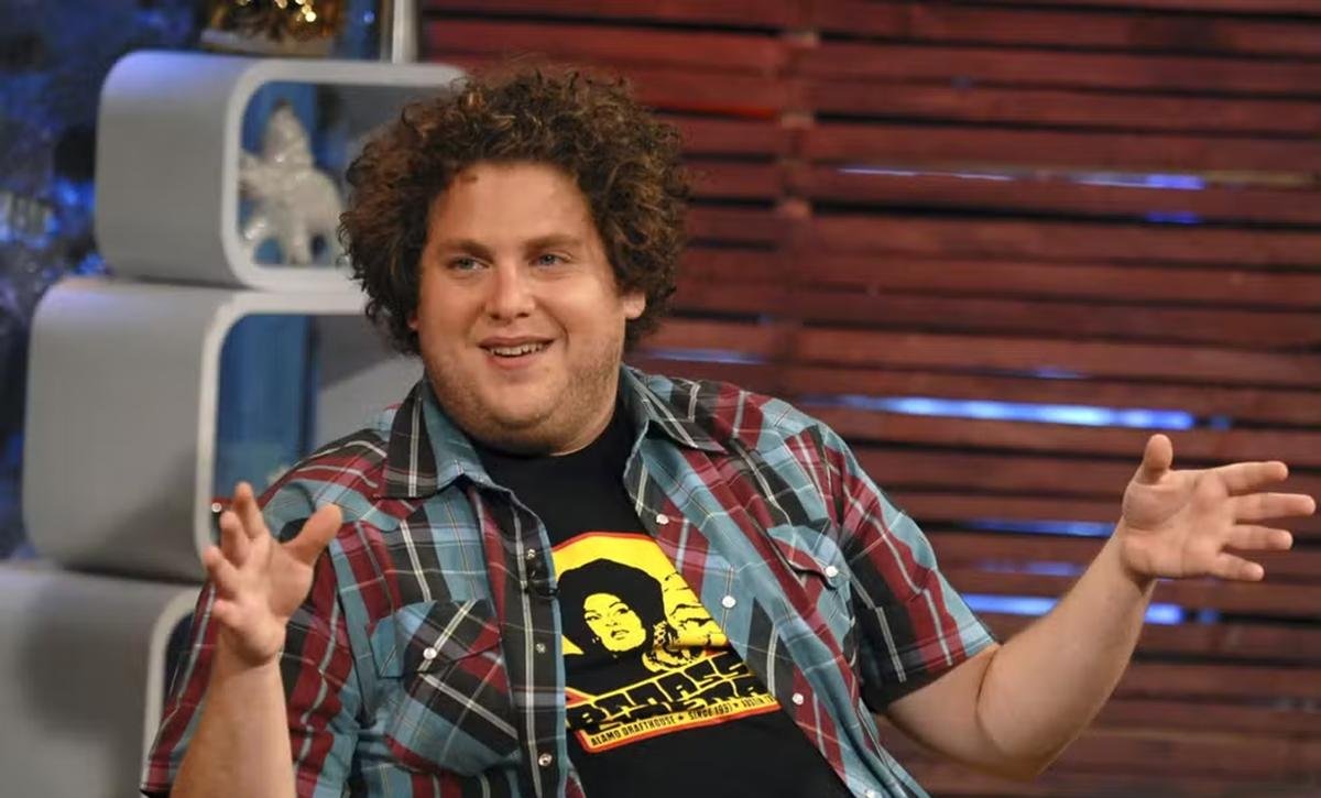 Jonah Hill surge irreconhecível em filme após perder 30 kg
