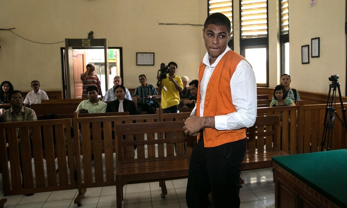 Americano que matou sogra e escondeu corpo em mala é deportado de Bali