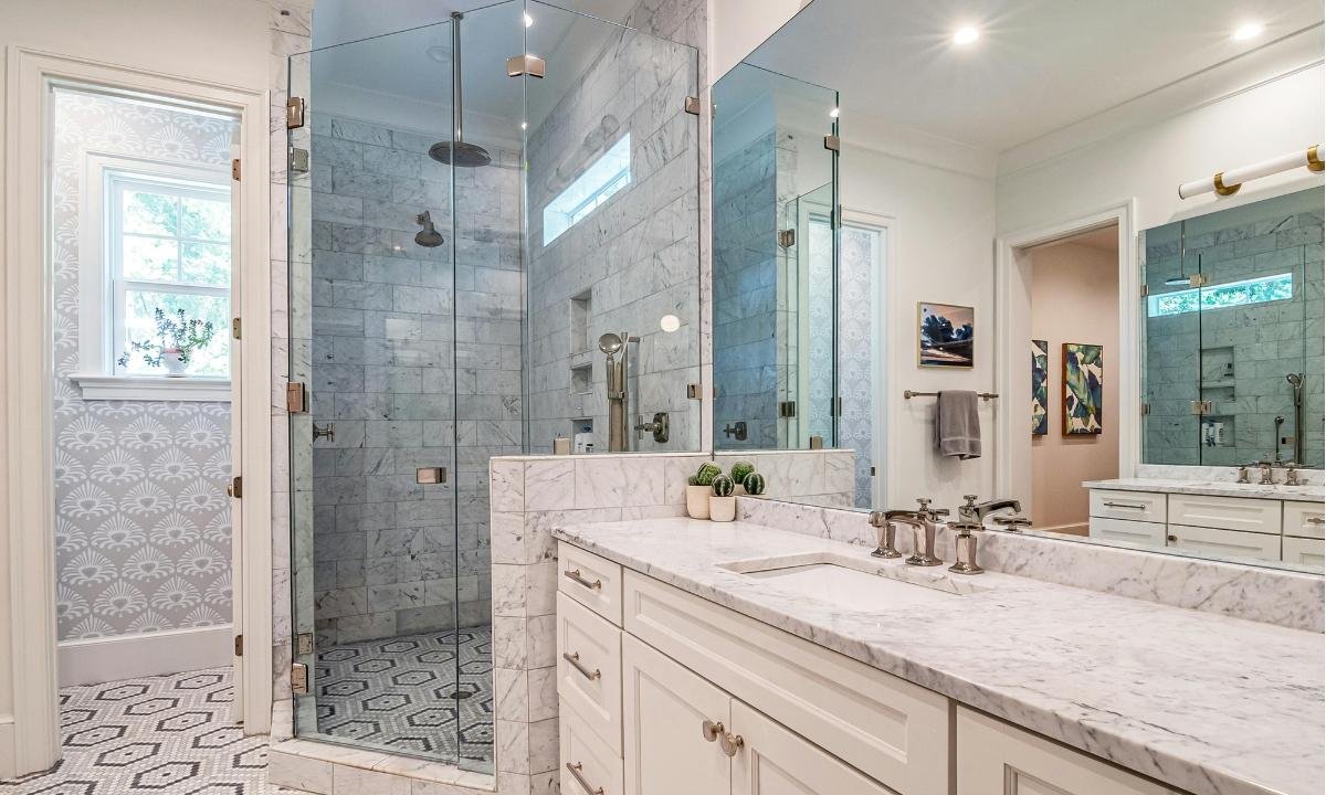 Como usar o vinagre para limpar e remover manchas do box do banheiro