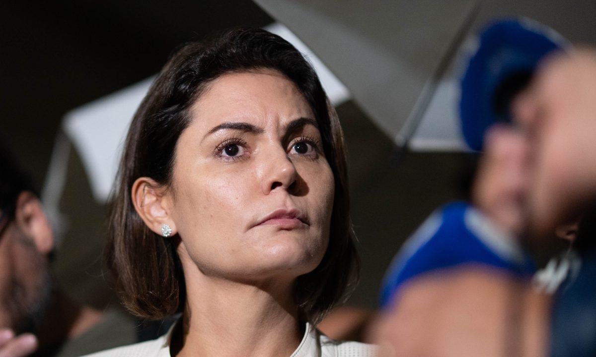 Michelle reage após Bolsonaro defendê-la e condenar ataques