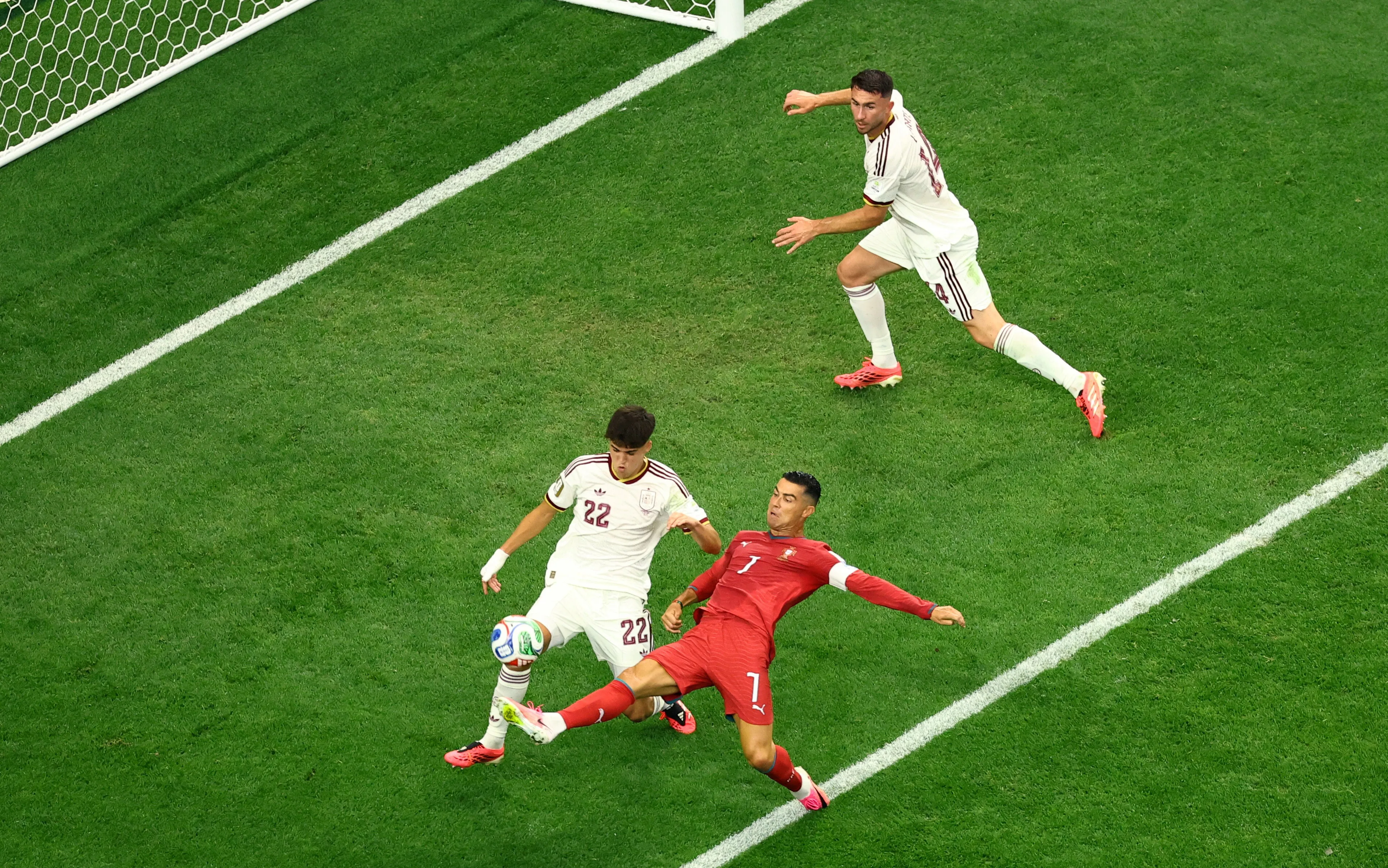 ‘Equipa’, ‘guarda‑redes’ e ‘relvado’: por que Portugal usa termos diferentes do Brasil no futebol?