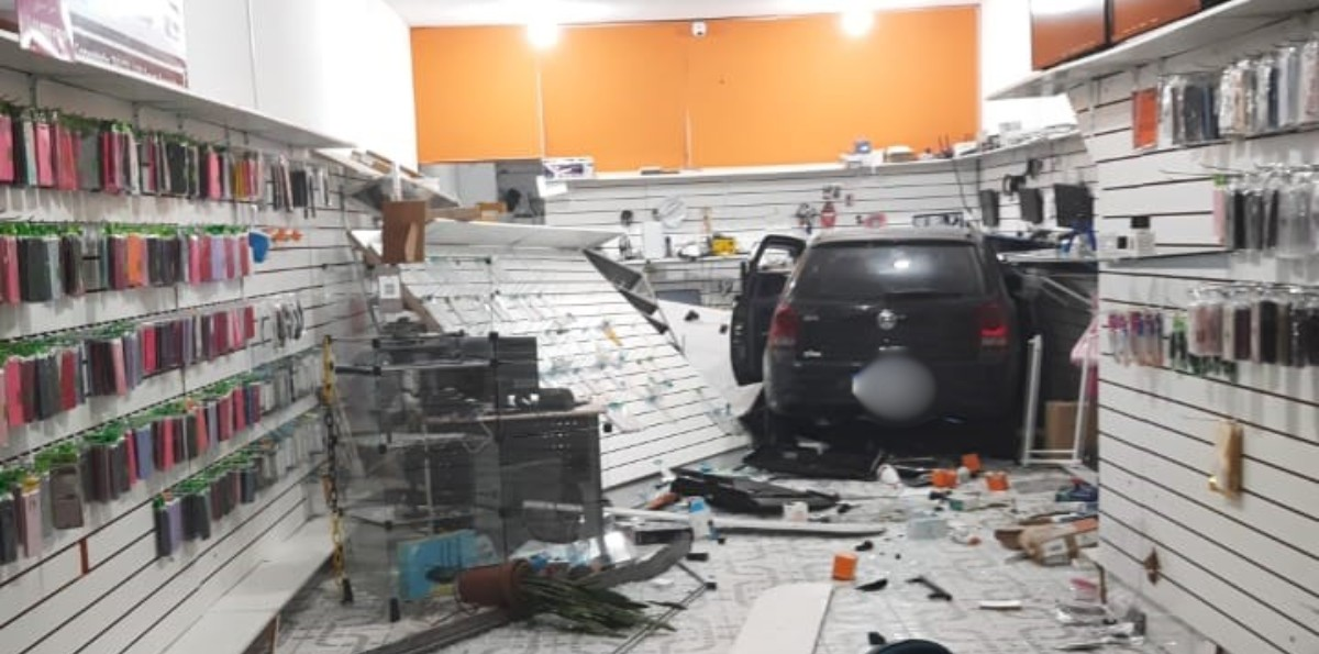VÍDEO: carro invade loja de celulares em Jundiaí | G1