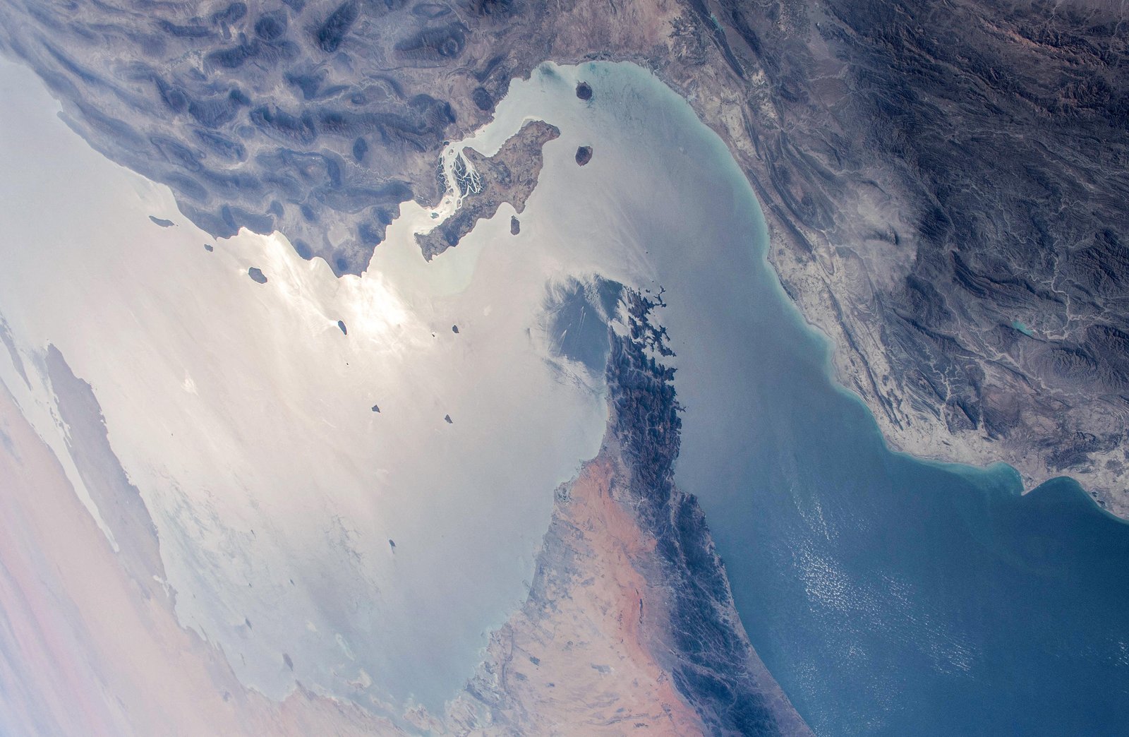 Guarda Revolucionária do Irã avisa que 'nenhum navio tem permissão de passar no Estreito de Ormuz'; entenda importância de área