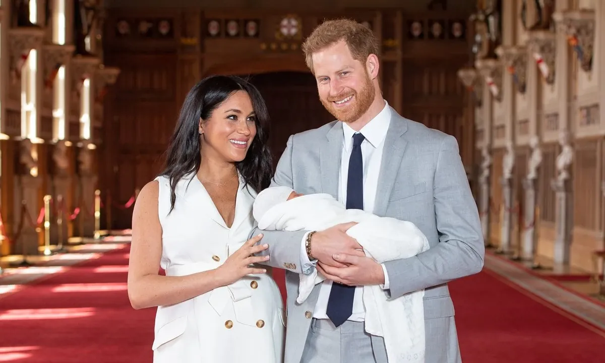 Meghan Markle celebra aniversário do filho, Archie, com fotos raras