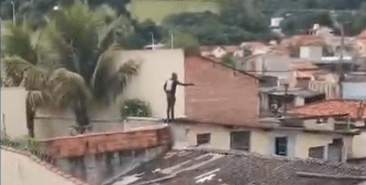 Perseguição em Amparo: suspeito foge por telhados e quebra próprio celular