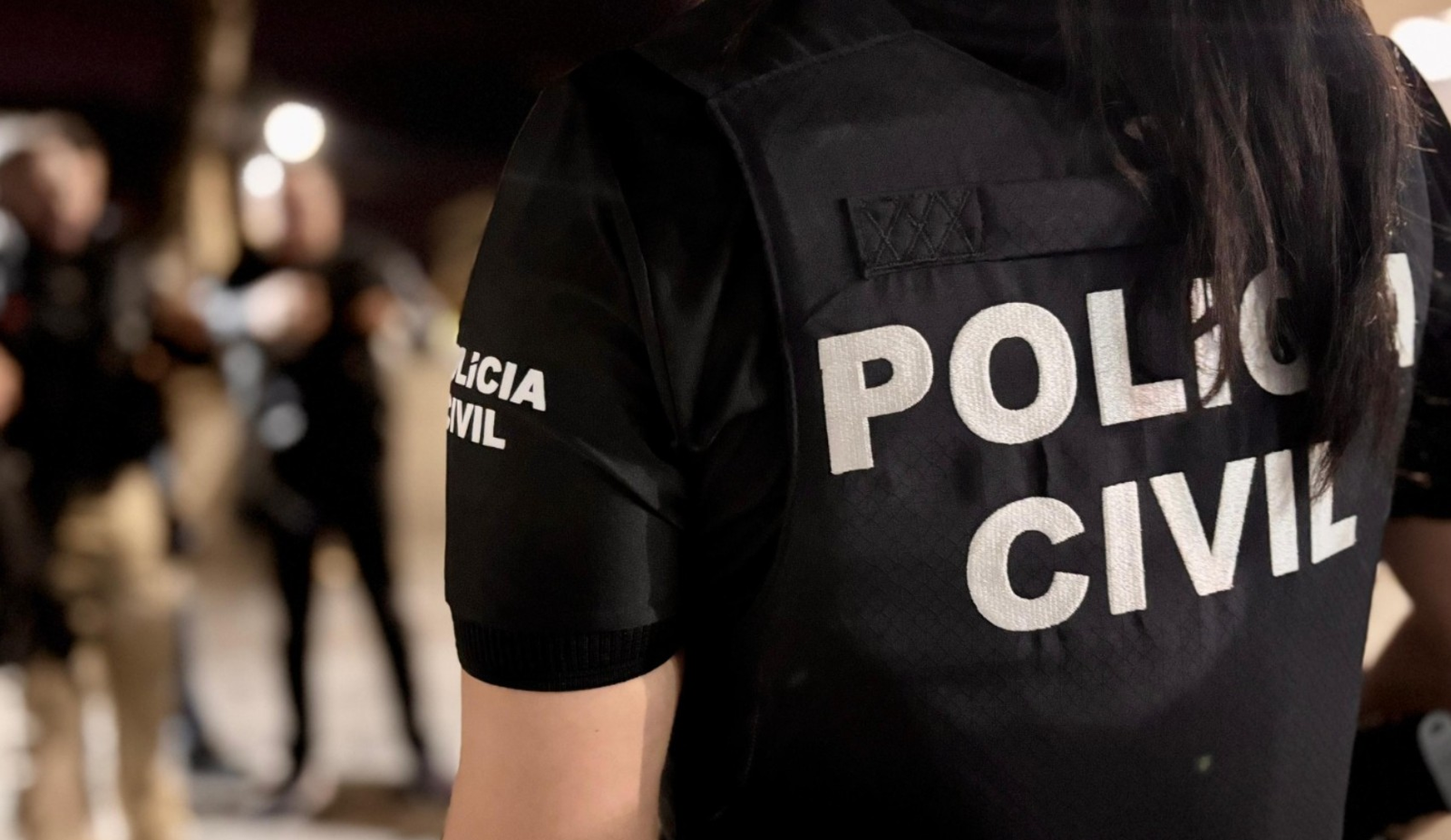 VÍDEO: homem agride mulher com chutes e golpes de capacete na Bahia | G1