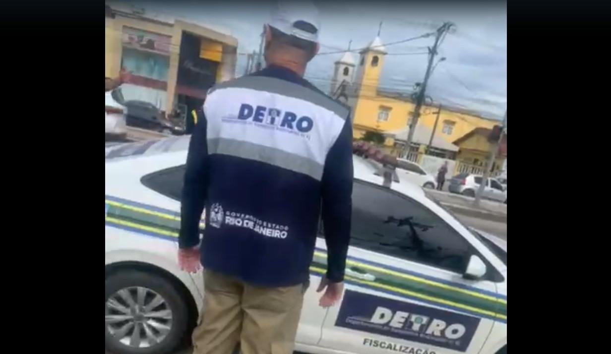 Detro autua 24 veículos por transporte clandestinos em Cabo Frio | G1
