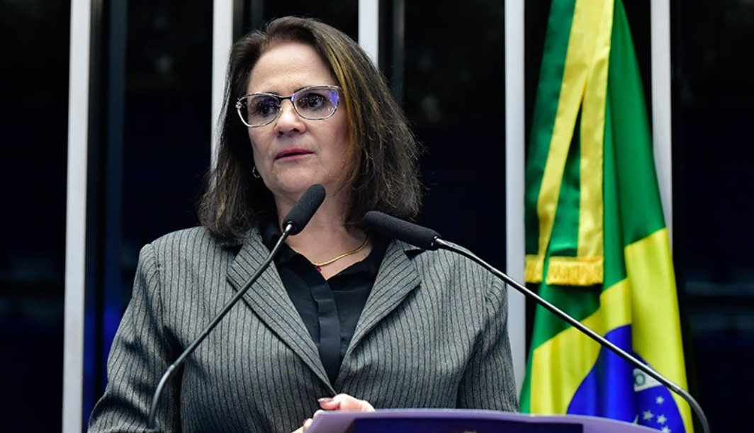 Damares aciona Justiça Eleitoral contra escola de samba por desfile com homenagem a Lula